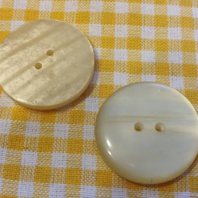 Vintage 2 alte große Knöpfe Mantelknöpfe creme-marmoriert