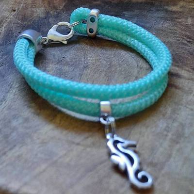 Hübsches  frühlingsgrünes maritimes Armband aus Segelseil 