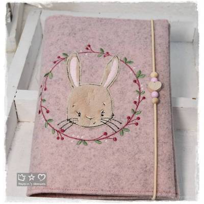 U-Hefthülle aus rosafarbenen Wollfilz mit Doodlestickerei Hase im Blütenkranz, personalisierbar