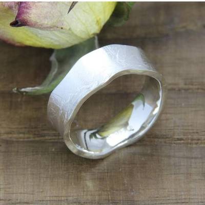 Konkaver Ring aus Silber 925/- papierstrukturiert, 6-7 mm breit