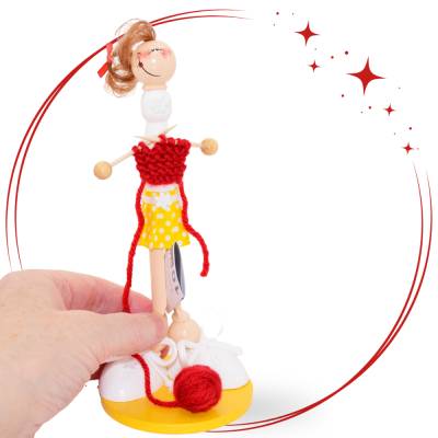 Handgefertigte Holzfigur Strickfreundin – Individuelles Geschenk für Strickliebhaberinnen