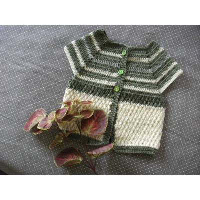 Handgefertigte Babyjacke  *Merlin* gehäkelt aus Merinowolle, Muster, grün-hellbeige, Gr. 56-62, Unikat