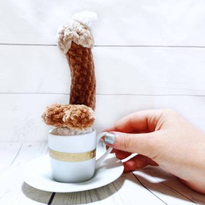 '' Morgenlatte'' gehäkelter Penis in einer Tasse