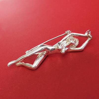 Die "Venus von Kreuzberg", Silberbrosche von Thomas Schön