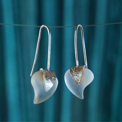 Ohrhänger „swinging heart“ aus Bergkristall, 925 Silber zis. Käppchen,