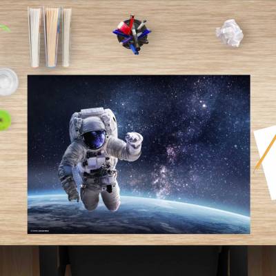 Schreibtischunterlage – Astronaut im Weltall – 60 x 40 cm – Schreibunterlage für Kinder aus erstklassigem Premium Vinyl