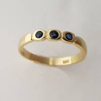 14 K-Goldring mit 3 Saphiren (Bandring) - Saphirring aus 585er Gelbgold