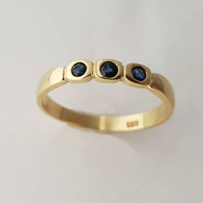 14 K-Goldring mit 3 Saphiren (Bandring) - Saphirring aus 585er Gelbgold