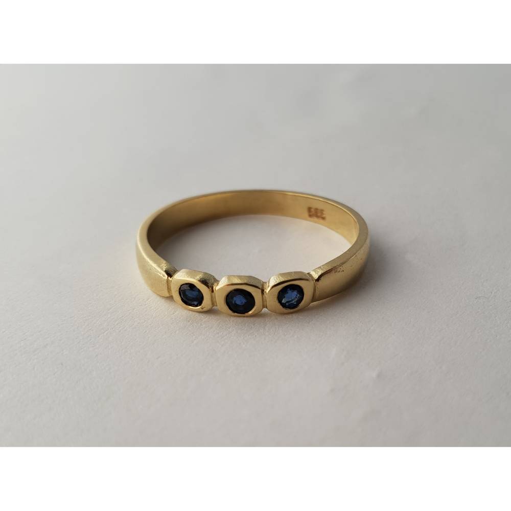 14 K-Goldring mit 3 Saphiren (Bandring) - Saphirring aus 585er Gelbgold Bild 2