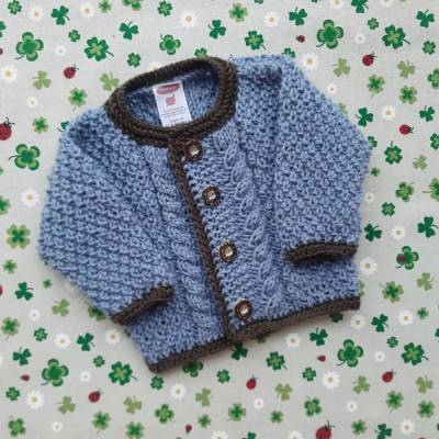 Trachtenjacke mit Zopfmuster blau braun Pullover gestrickt Junge Taufkleidung Taufe Strickjacke