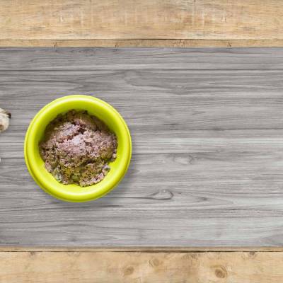 Napfunterlage | Futtermatte „Graue Holzmaserung“ aus Premium Vinyl - 60x40 cm – rutschhemmend, abwaschbar, reißfest - Ma