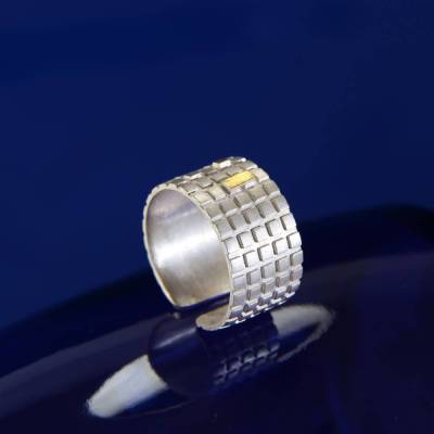 Ring „Kleinkariert“  – gefertigt in 935 Silber mit Feingold-Belötung