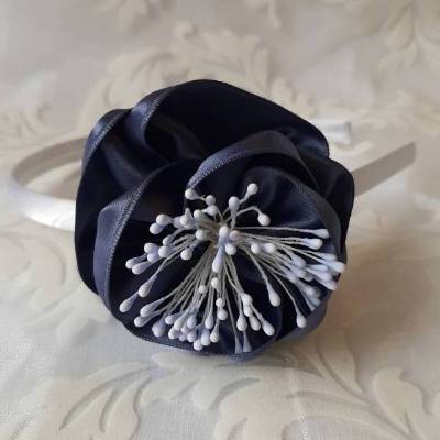 Festlicher Haarreif in Grau und Weiß mit romantischer Satinblumen "Giselle"