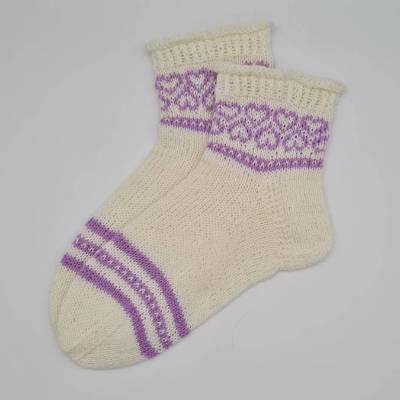 Gestrickte Socken in weiß flieder, Gr. 36/37, romantische Fairisle Herzen im Schaft, handgestrickt
