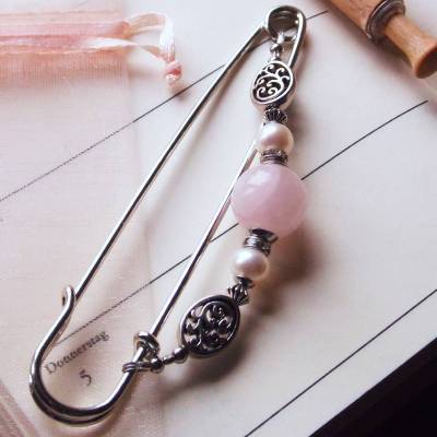 Rosenquarz Tuchnadel mit echten Perlen Silber, 10cm Kiltnadel N10-S-11