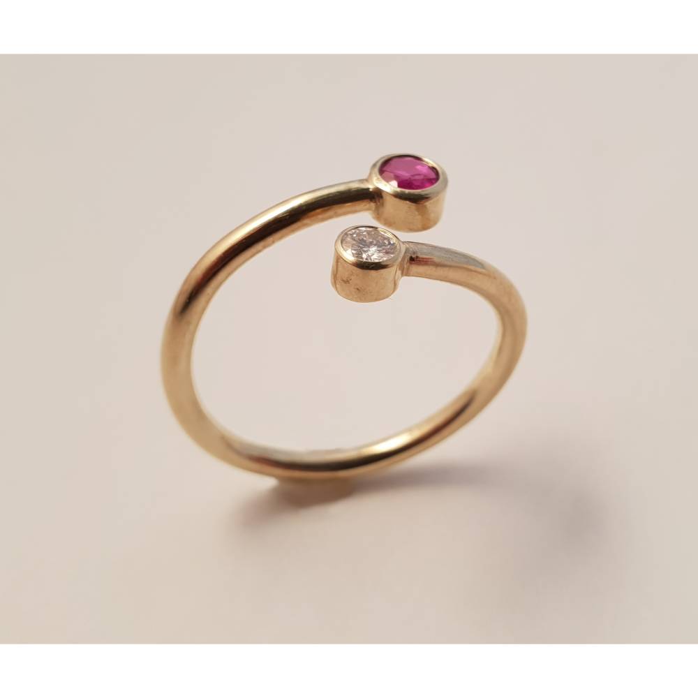 Eleganter 585er Gelbgoldring mit Rubin und Brillant – Offener 14 K Goldring , verstellbar & edel Bild 1