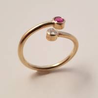 Eleganter 585er Gelbgoldring mit Rubin und Brillant – Offener 14 K Goldring , verstellbar & edel