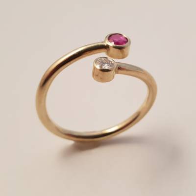 Eleganter 585er Gelbgoldring mit Rubin und Brillant – Offener 14 K Goldring , verstellbar & edel