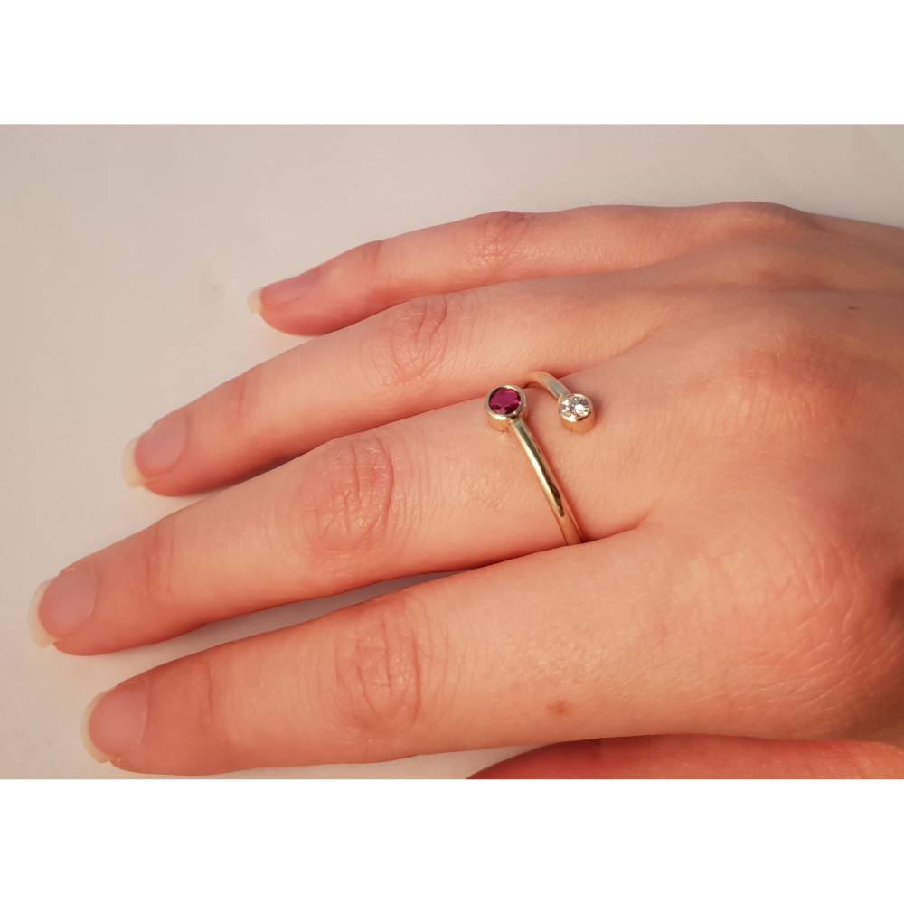 Eleganter 585er Gelbgoldring mit Rubin und Brillant – Offener 14 K Goldring , verstellbar & edel Bild 3
