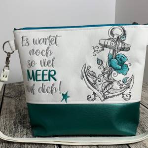 Anker - Blumen - Tasche Handtasche Umhängetasche aus tollem Kunstleder handmade bestickt - weiß/türkis bzw. weiß/blau