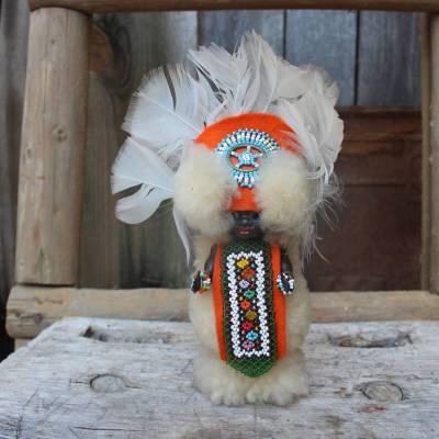dunkelhäutige Puppe mit Stammes Tracht und Perlenkette Sammler Puppe Kunststoff 70er Jahre