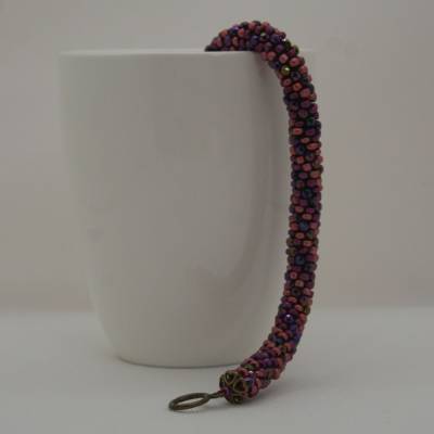 Armband handgefädelt aus violetten Kristallen und Glasperlen in rose und pink in Schlauchtechnik