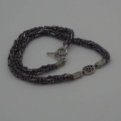 Kette handgefädelt aus violetten Stabperlen mit Metallperle als Mittelstück in türkischer Häkeltechnik