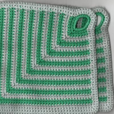 T0108 Topflappen / Untersetzer in grau grün gestreift gehäkelt Handarbeit Baumwolle