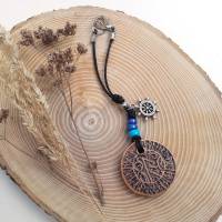 Runenanhänger mit Steuerrad fürs Auto mit Reiserune Raidho und Segensspruch, Wikinger-Glücksbringer Runenschmuck