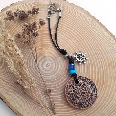 Runenanhänger mit Steuerrad fürs Auto mit Reiserune Raidho und Segensspruch, Wikinger-Glücksbringer Runenschmuck