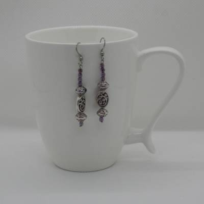 Ohrhänger mit Metallperlen und violetten Kristallen