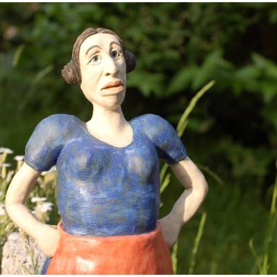 Schneewittchen sprachlos - lustige Gartenkeramik - Gartenkunst für besondere Gärten - Tonskulptur