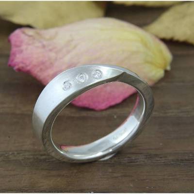 Schmaler Ring aus Silber 925/- mit Zirkonia, verdreht