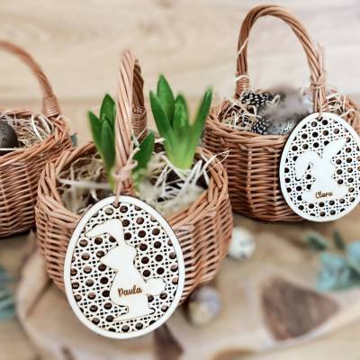 Osteranhänger Rattan Optik / Osterkörbchen mit Anhänger Hase personalisiert