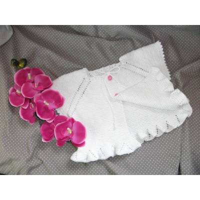 Handgemachte Babyjacke *Susi* weiß mit Rüschen, Gr. 74-80 – Ideal für Taufe & Hochzeit