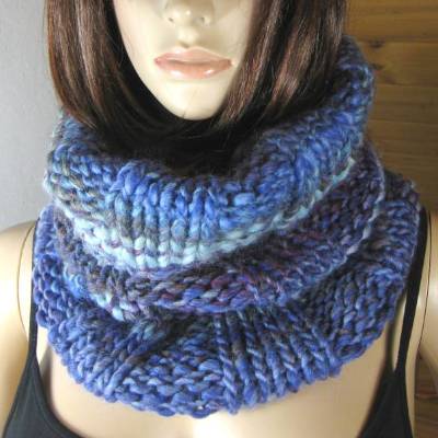 Schlauchschal, gestrickt aus dickem Effektgarn, Loop, Schal