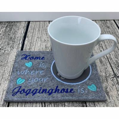 13 x 18 cm MugRug aus Filz, Polyesterfilz, bestickt, Rückseite auch Polyesterfilz, lustiger Spruch: Home is where your J