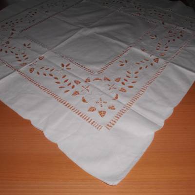 Mitteldecke Tischdecke Tischtuch weiß Lochstickerei Vintage aus den 1960er oder 1970er Jahren
