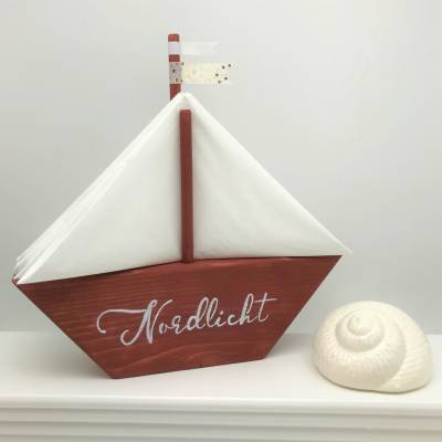 Serviettenständer/Serviettenhalter, Segelschiff aus Holz, schwedenrot lasiert,  mit Servietten und Wimpeln