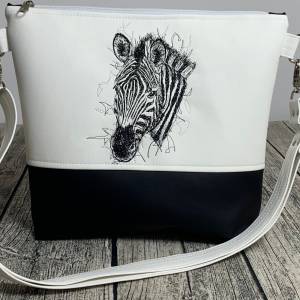 Zebra - Tasche Handtasche Umhängetasche aus tollem Kunstleder handmade bestickt mit einem Zebra grau schwarz/weiß schwar