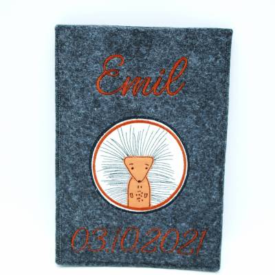 Geschenk Geburt Baby U-Heft, U-Hefthülle aus Filz bestickt personalisiert Stachelschwein cool für Jungen mit Namen und D