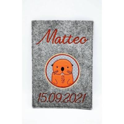 Geschenk Geburt Baby U-Heft, U-Hefthülle aus Filz bestickt personalisiert Biber cool für Jungen mit Namen und Datum Weih