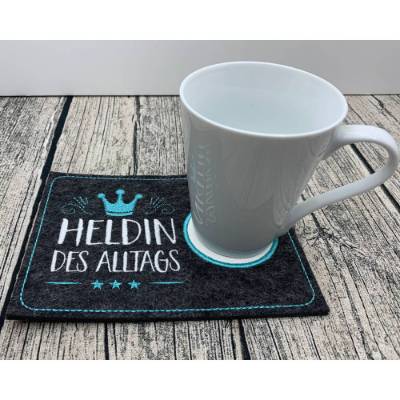 Heldin des Alltags Untersetzer Tassenteppich MugRug Filz grau bestickt Tischdeko praktisch