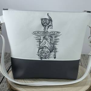 Katze Tiger Pfütze Spiegelbild, Tasche Handtasche Umhängetasche Milow aus tollem Kunstleder handmade genäht und bestickt