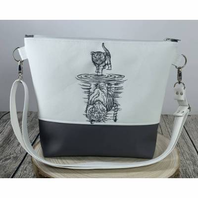 Katze Tiger Pfütze Spiegelbild, Tasche Handtasche Umhängetasche Milow aus tollem Kunstleder handmade genäht und bestickt