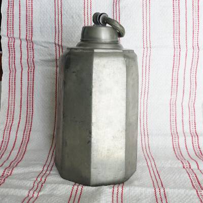 Massive 8-eckige antike Zinnflasche mit Schraubverschluss