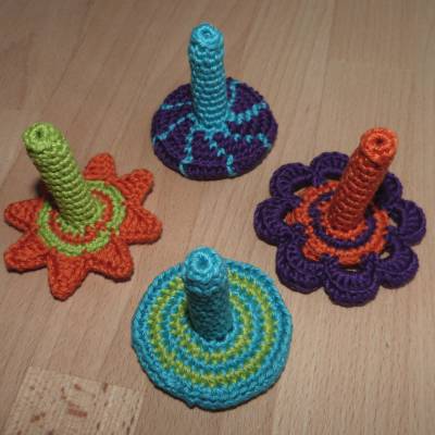 Häkelanleitung Bleistift-Kreisel, 4 Modelle: Streifen, Strahlen, Blume und Stern, pdf-Datei 