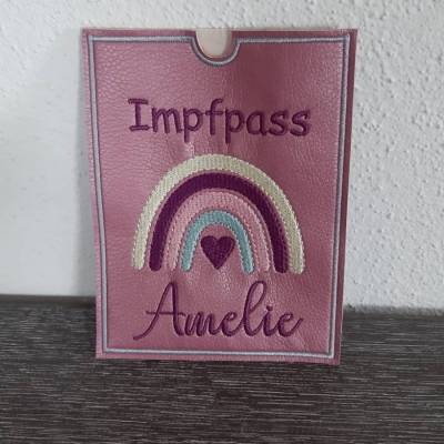 Impfpasshülle, Schutzhülle für den Impfpass bestickt "Regenbogen" aus Kunstleder für Mädchen mit Namen Geschenk
