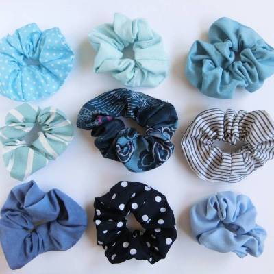 Upcycling Scrunchie Stoffhaargummi handgemacht hellblau türkis gestreift