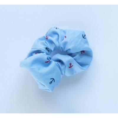 Upcycling Scrunchie Stoffhaargummi handgemacht hellblau mit Ankern Baumwolle